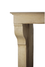 Maison Leon Van den Bogaert Französischer eleganter Kalkstein aus Landhausstil vintage Kaminmaske mit besonderen Details auf den pfosten