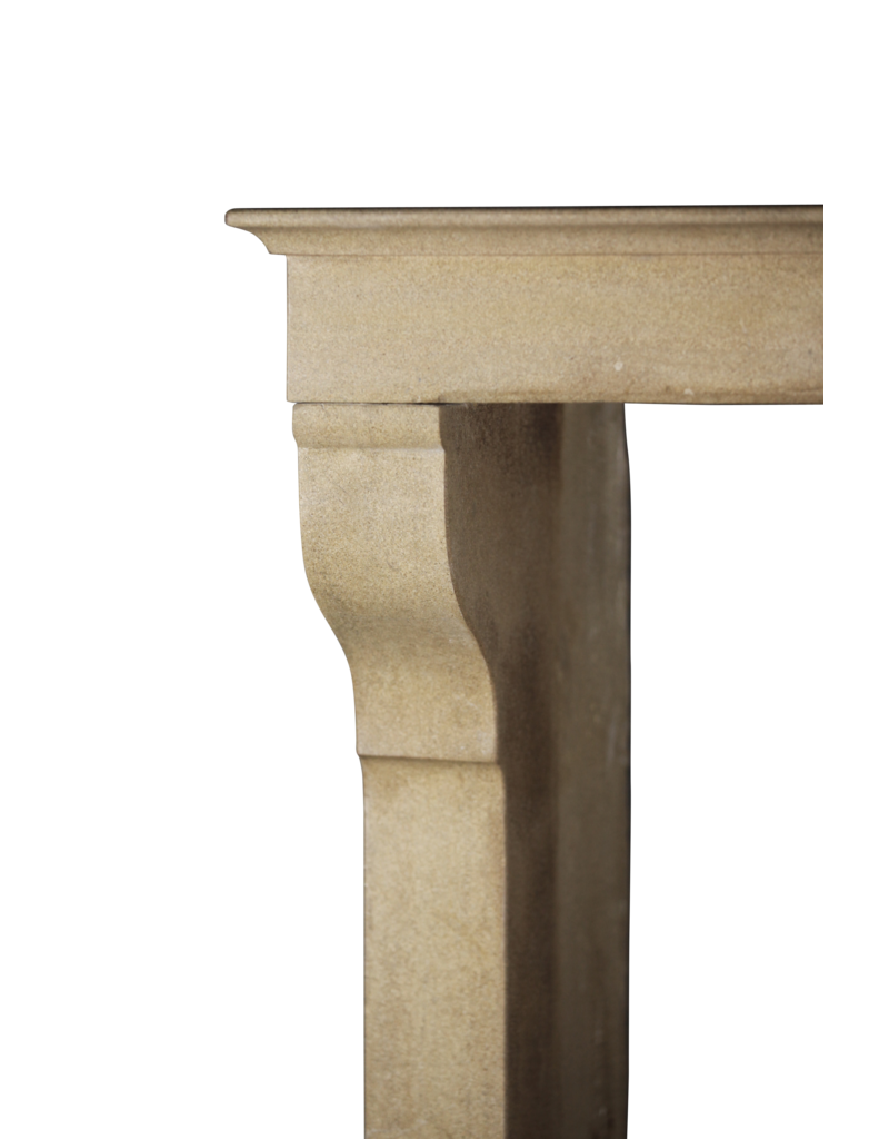 Maison Leon Van den Bogaert Französischer eleganter Kalkstein aus Landhausstil vintage Kaminmaske mit besonderen Details auf den pfosten