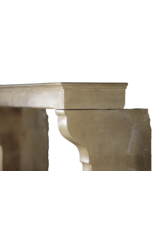 Maison Leon Van den Bogaert Französischer eleganter Kalkstein aus Landhausstil vintage Kaminmaske mit besonderen Details auf den pfosten
