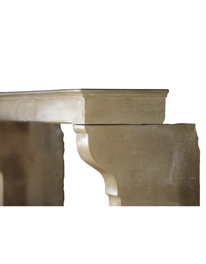 Maison Leon Van den Bogaert Französischer eleganter Kalkstein aus Landhausstil vintage Kaminmaske mit besonderen Details auf den pfosten