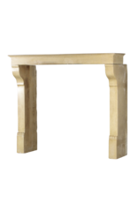 Maison Leon Van den Bogaert Französischer eleganter Kalkstein aus Landhausstil vintage Kaminmaske mit besonderen Details auf den pfosten