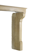 Maison Leon Van den Bogaert Französischer eleganter Kalkstein aus Landhausstil vintage Kaminmaske mit besonderen Details auf den pfosten