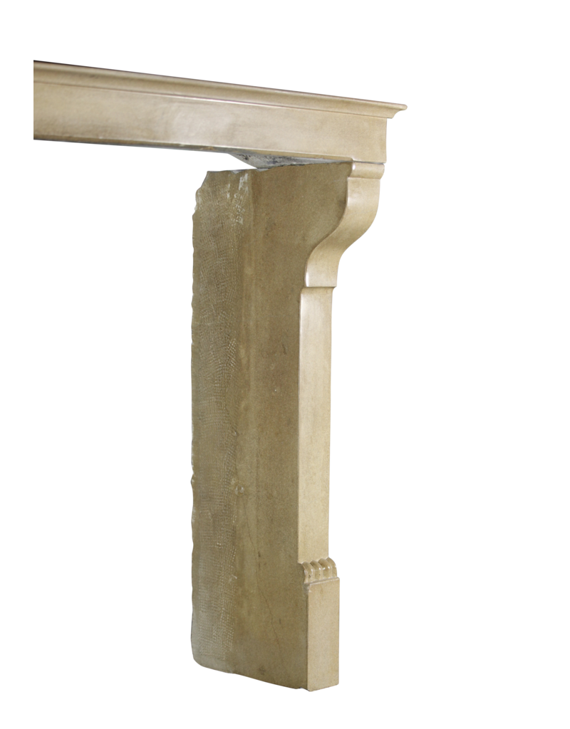 Maison Leon Van den Bogaert Französischer eleganter Kalkstein aus Landhausstil vintage Kaminmaske mit besonderen Details auf den pfosten