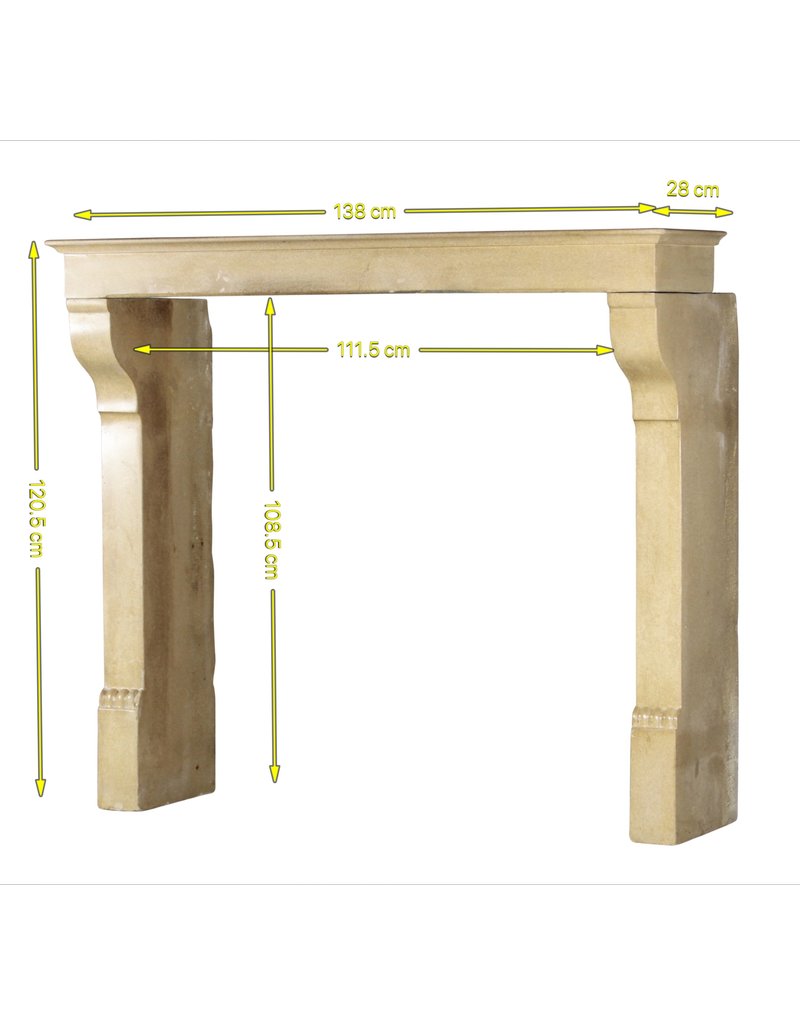 Maison Leon Van den Bogaert Französischer eleganter Kalkstein aus Landhausstil vintage Kaminmaske mit besonderen Details auf den pfosten