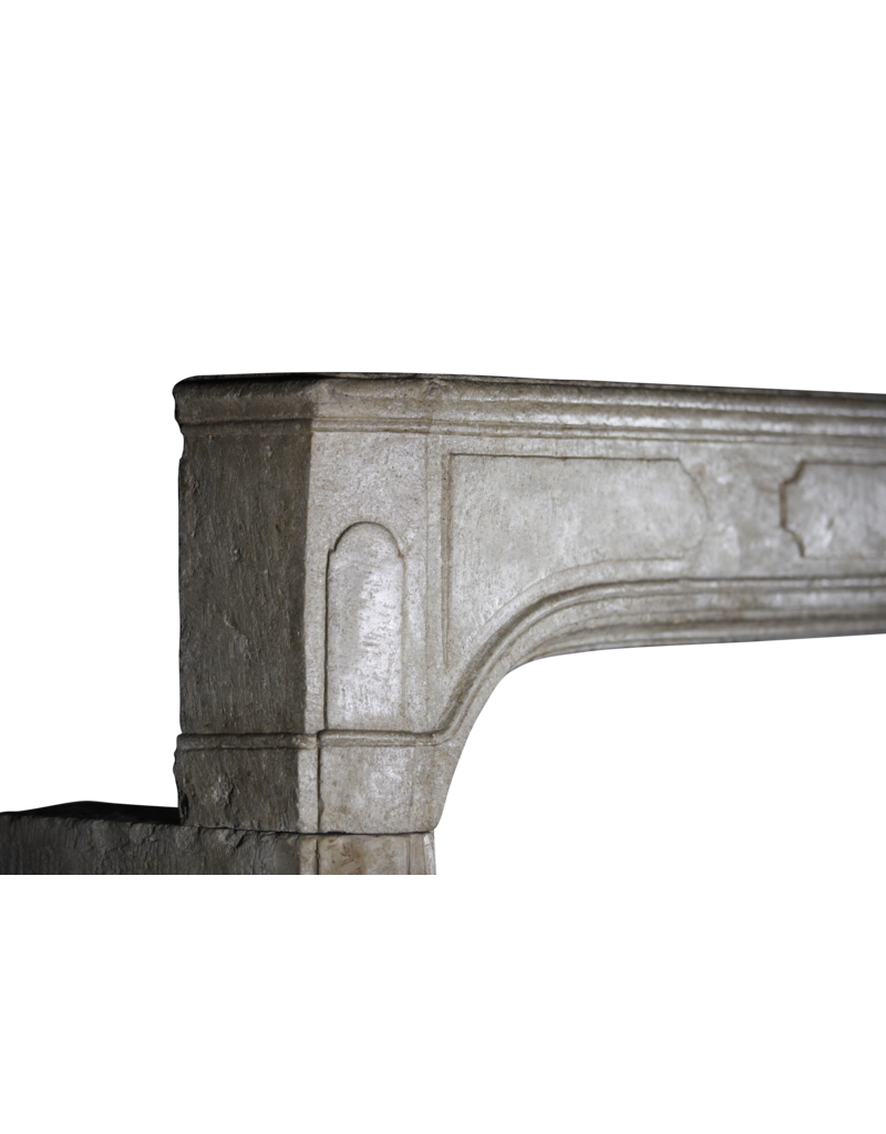 Maison Leon Van den Bogaert Antike französische Kaminumrandung aus Kalkstein aus dem 18. Jahrhundert