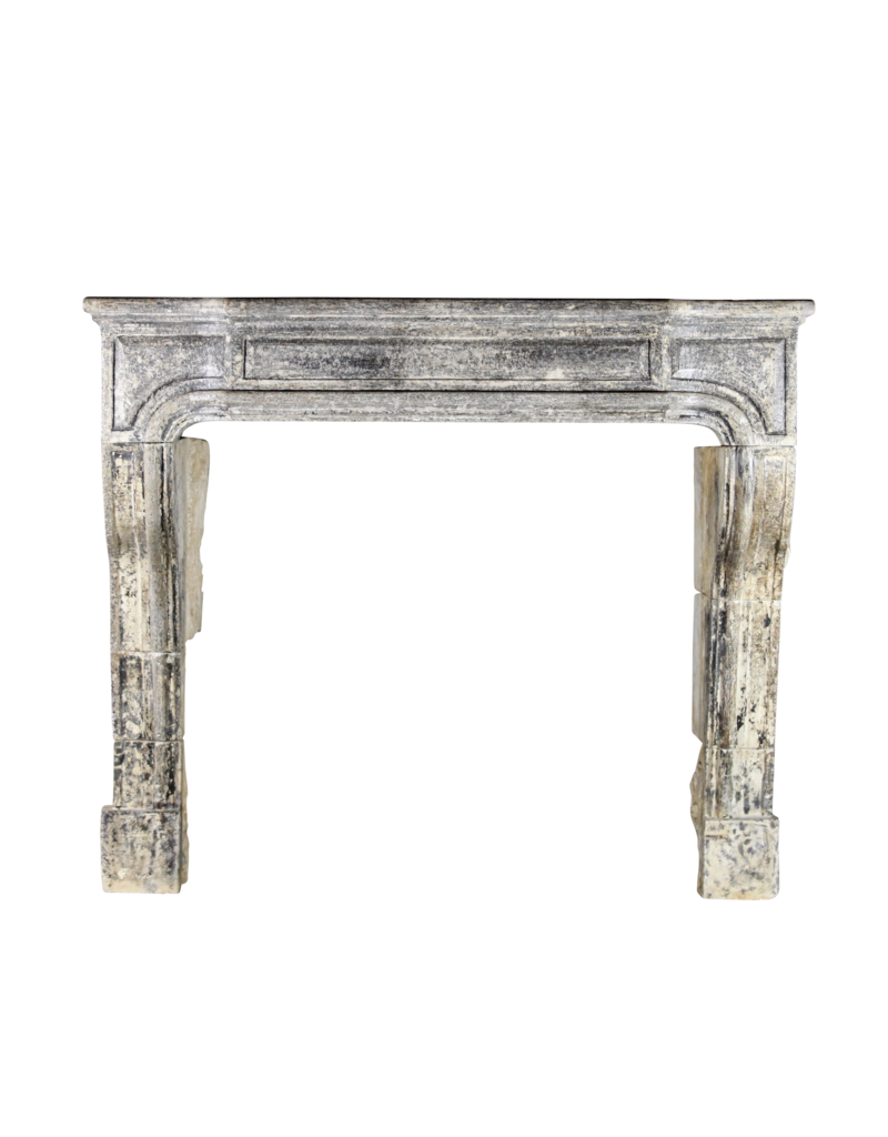Maison Leon Van den Bogaert Französischer zeitloser Landhausstil vintage Kaminmaske in Kalkstein