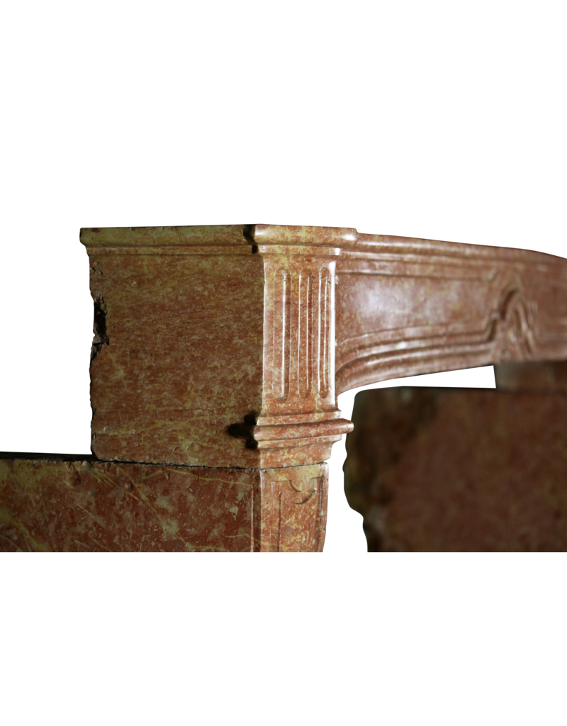 Maison Leon Van den Bogaert Breite antike Kaminumrandung aus zweifarbigem Hartstein