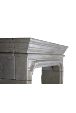 Zeitloser Französischer Harter Kalkstein Im Louis XIV-Stil