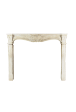Maison Leon Van den Bogaert Klassische französische Vintage-Kaminumrandung aus Kalkstein