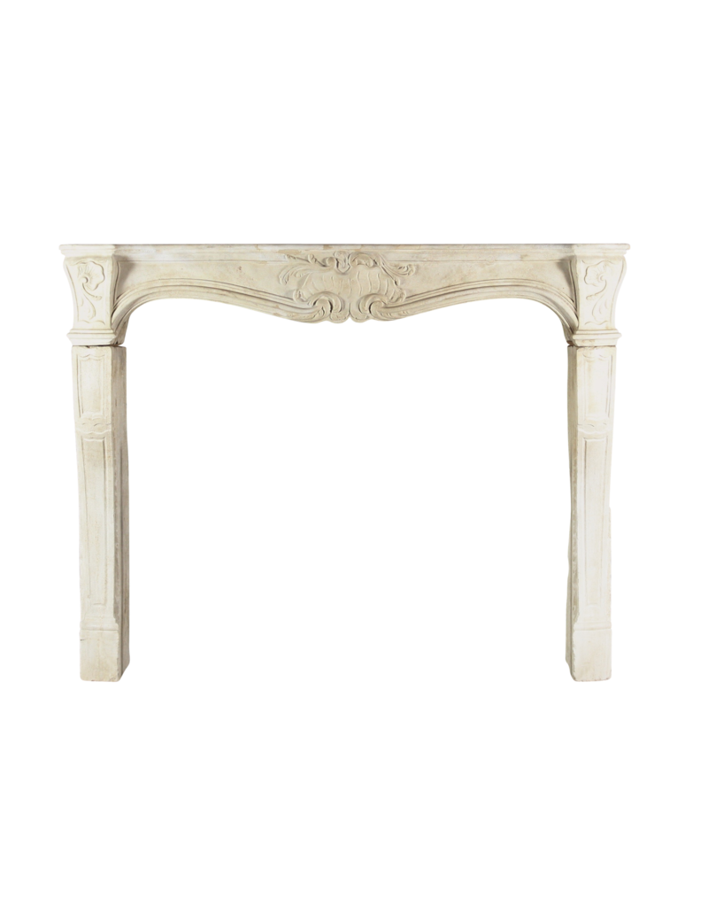 Maison Leon Van den Bogaert Klassische französische Vintage-Kaminumrandung aus Kalkstein