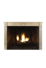 Maison Leon Van den Bogaert Französische Vintage-Kaminumrandung aus zweifarbigem Kalkstein im Landhausstil