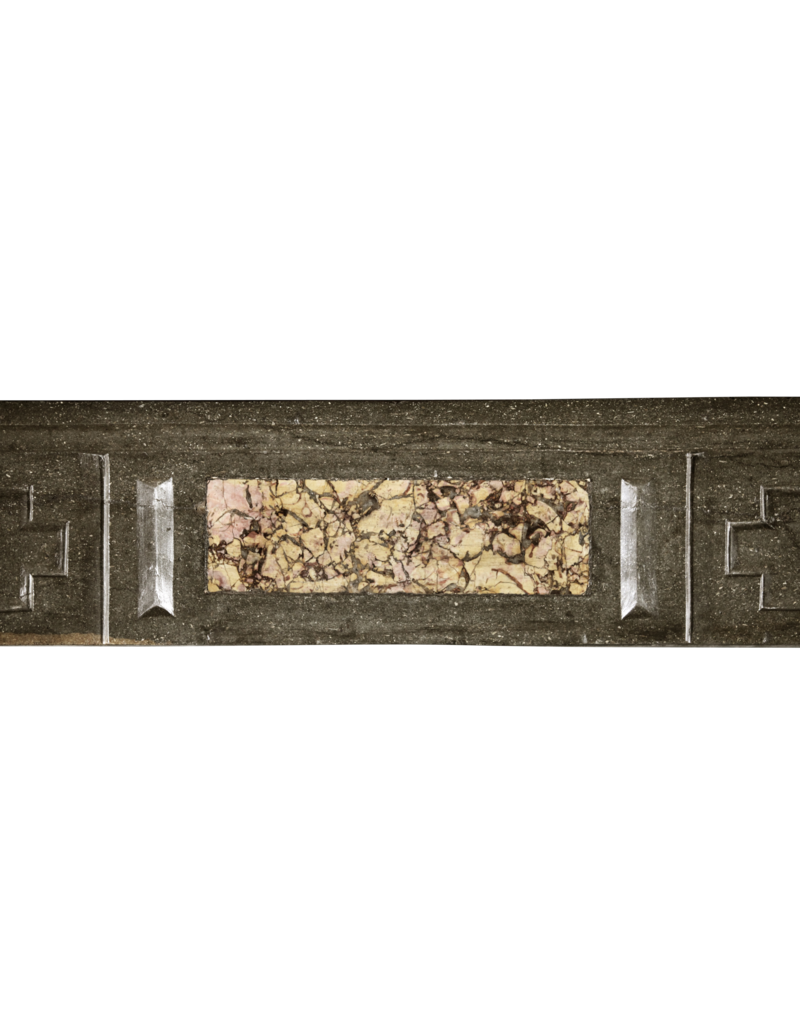 Maison Leon Van den Bogaert Große antike französische Kaminumrandung aus zweifarbigem Hartstein im Landhausstil