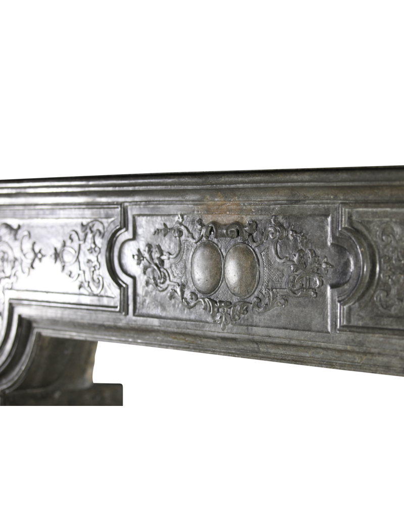 Maison Leon Van den Bogaert Hochwertige antike Kaminumrandung aus zweifarbigem Stein