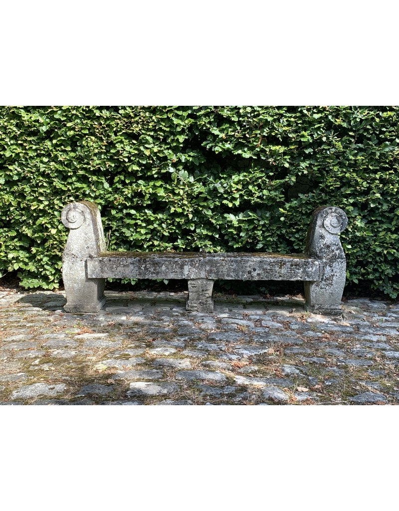 Maison Leon Van den Bogaert Antike französische schlossgartenbank aus Kalkstein