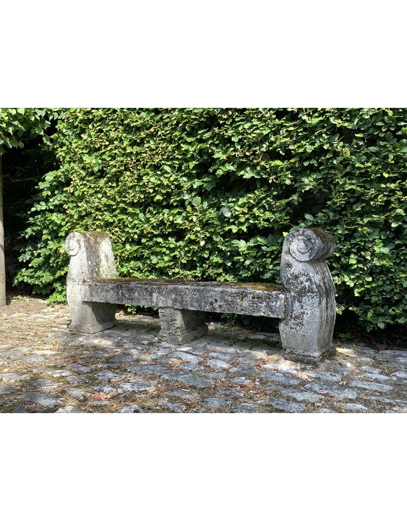 Maison Leon Van den Bogaert Antike französische schlossgartenbank aus Kalkstein