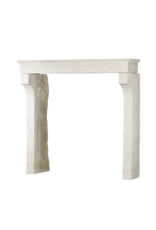 Maison Leon Van den Bogaert Zeitlos elegante französische Kaminumrandung aus Kalkstein im Landhausstil