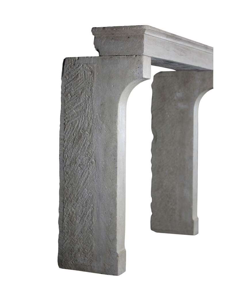 Maison Leon Van den Bogaert Zeitlos elegante französische Kaminumrandung aus Kalkstein im Landhausstil