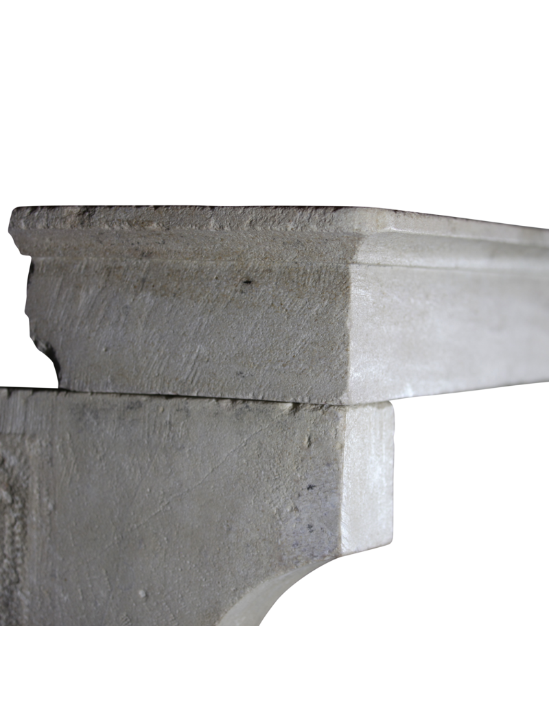 Maison Leon Van den Bogaert Zeitlos elegante französische Kaminumrandung aus Kalkstein im Landhausstil