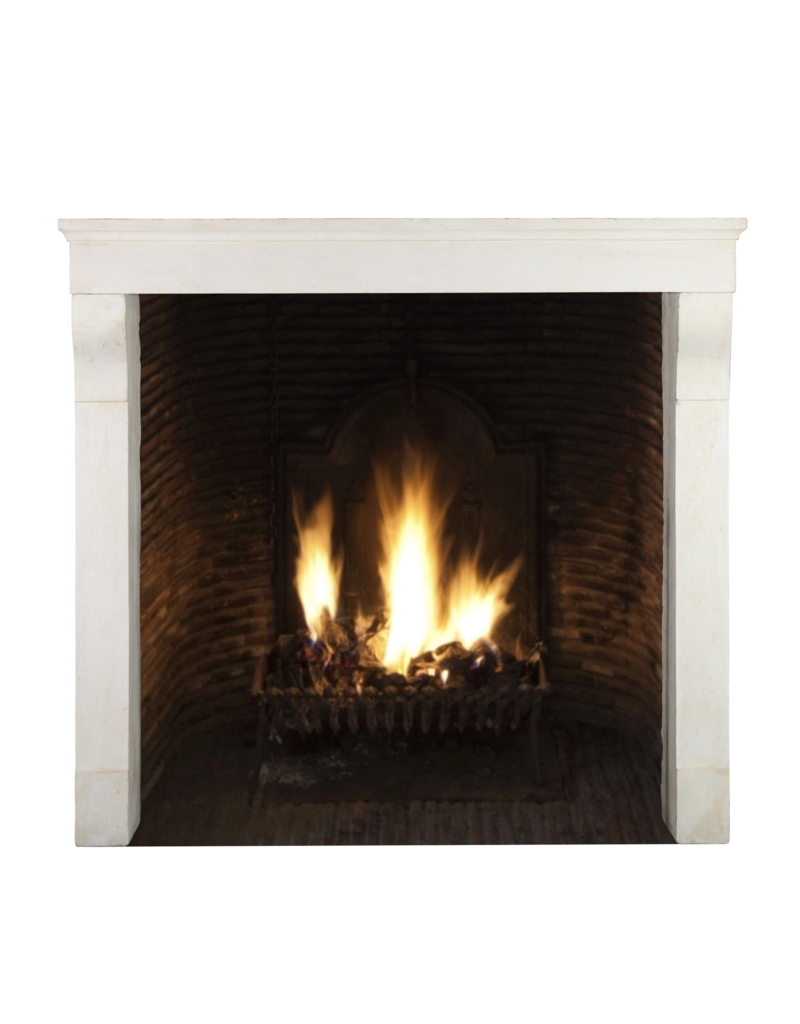Maison Leon Van den Bogaert Elegante französische Vintage-Kaminumrandung aus Kalkstein im Landhausstil