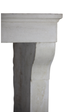 Maison Leon Van den Bogaert Elegante französische Vintage-Kaminumrandung aus Kalkstein im Landhausstil