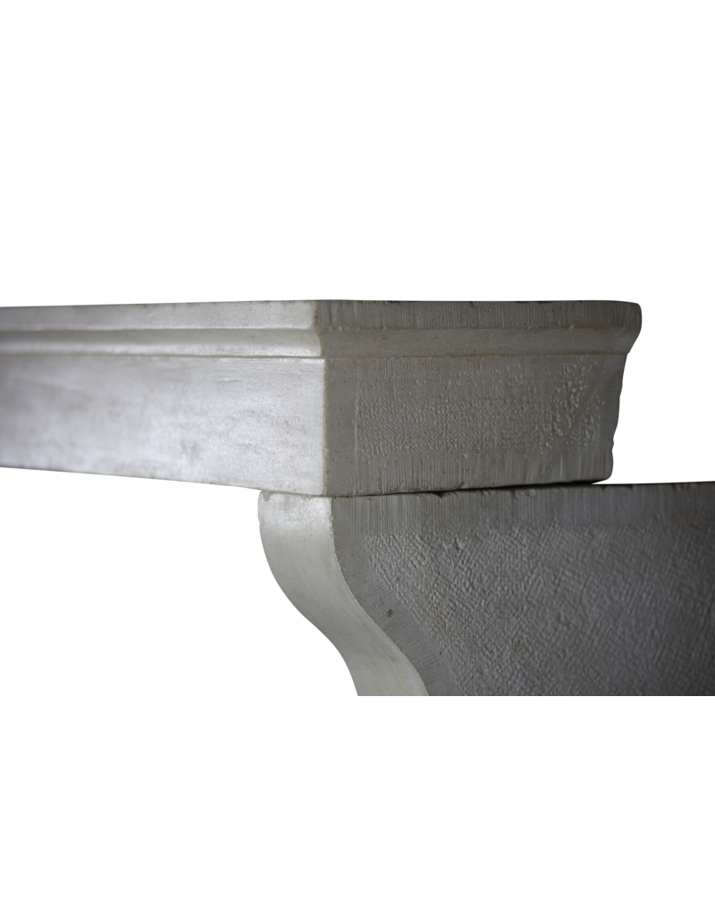 Maison Leon Van den Bogaert Elegante französische Vintage-Kaminumrandung aus Kalkstein im Landhausstil
