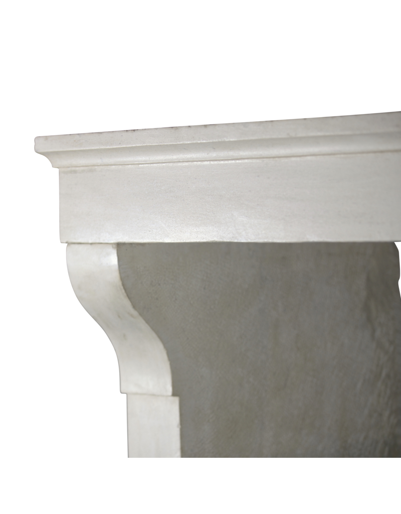 Maison Leon Van den Bogaert Elegante französische Vintage-Kaminumrandung aus Kalkstein im Landhausstil