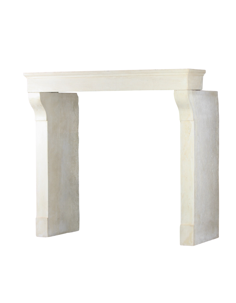 Maison Leon Van den Bogaert Elegante französische Vintage-Kaminumrandung aus Kalkstein im Landhausstil
