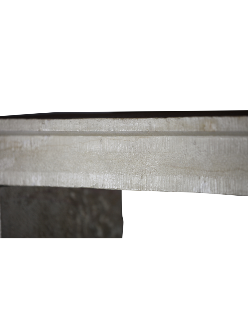 Zeitlose Schicke Französische Kalkstein-Kamin