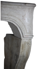 Klassieke Sierschouw Uit De Lodewijk XV-Periode In Harde Kalksteen