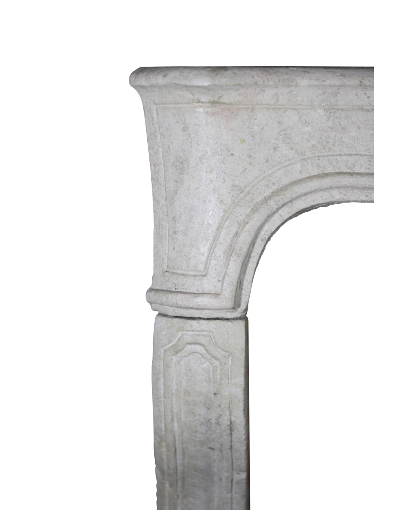 Maison Leon Van den Bogaert Klassische französische Louis XV periode Kaminverkleidung aus hartem Kalkstein