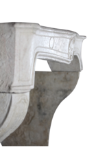 Klassieke Sierschouw Uit De Lodewijk XV-Periode In Harde Kalksteen