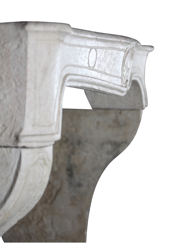 Maison Leon Van den Bogaert Klassische französische Louis XV periode Kaminverkleidung aus hartem Kalkstein