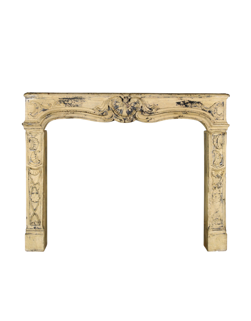 Maison Leon Van den Bogaert Französische Vintage-Kaminumrandung aus Kalkstein im Landhausstil