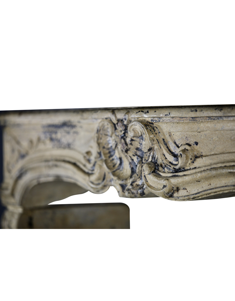 Maison Leon Van den Bogaert Französische Vintage-Kaminumrandung aus Kalkstein im Landhausstil