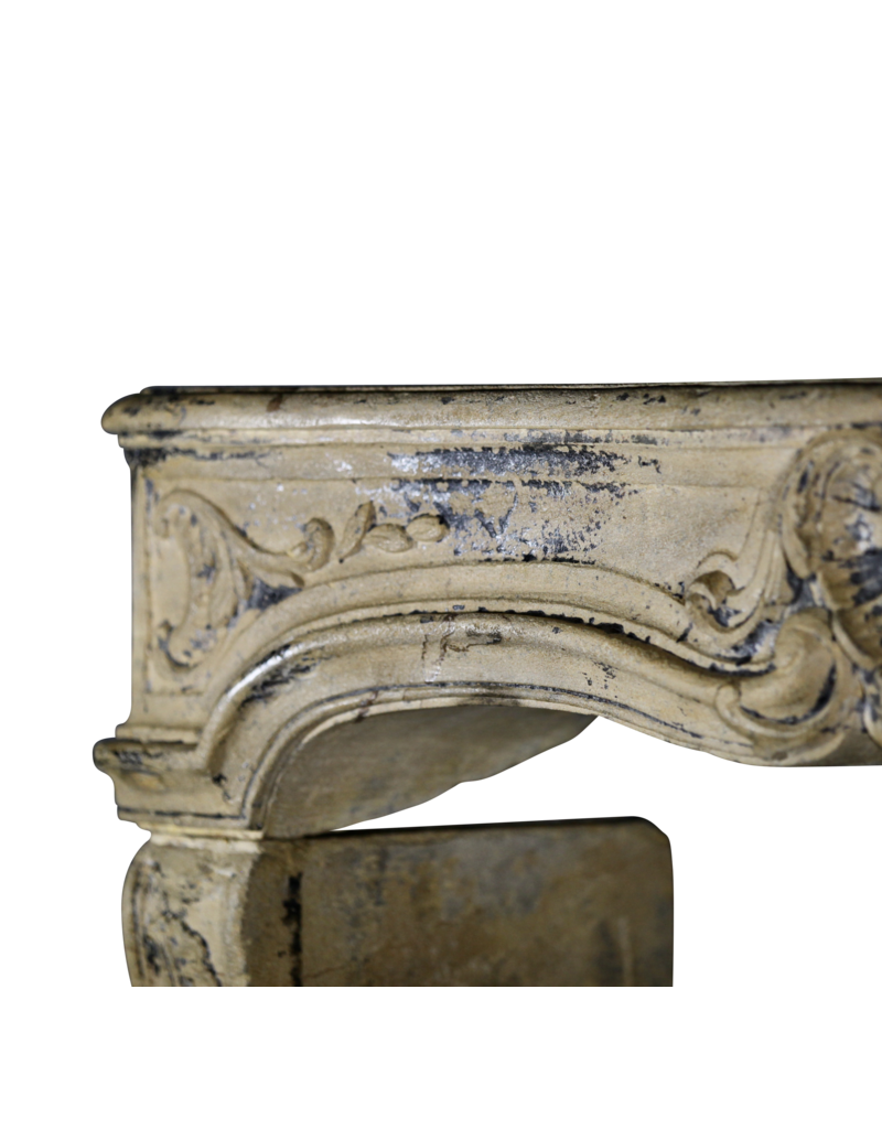 Maison Leon Van den Bogaert Französische Vintage-Kaminumrandung aus Kalkstein im Landhausstil