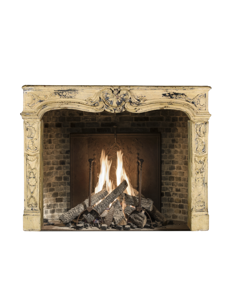 Maison Leon Van den Bogaert Französische Vintage-Kaminumrandung aus Kalkstein im Landhausstil