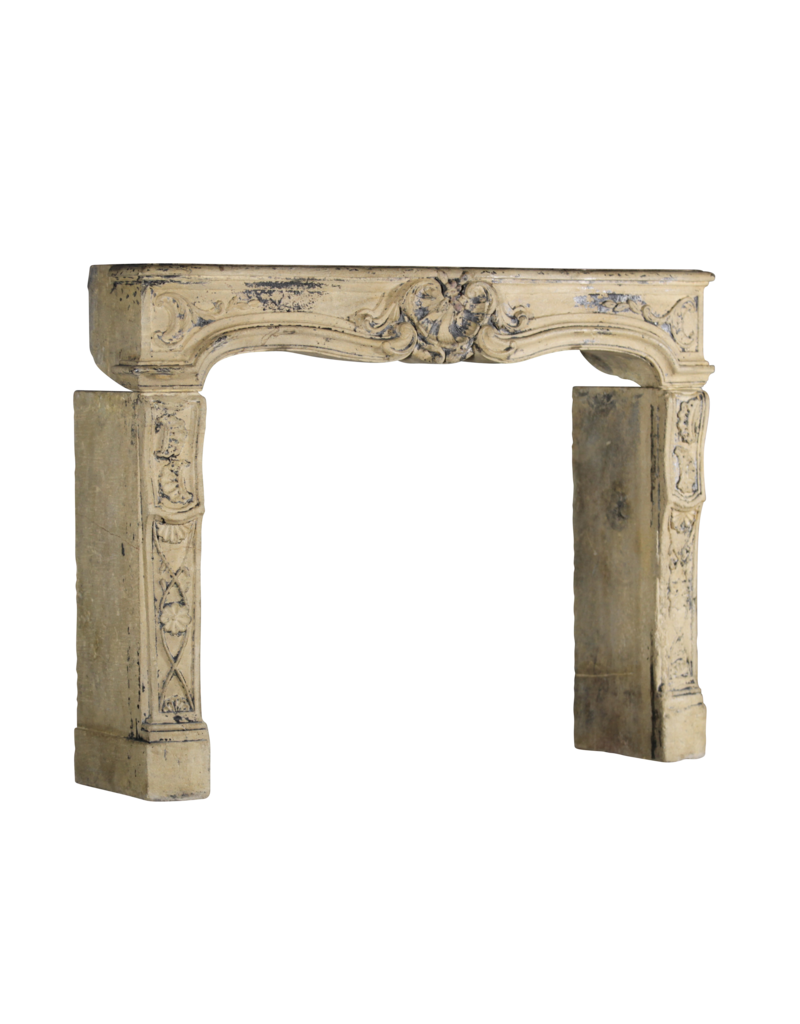 Maison Leon Van den Bogaert Französische Vintage-Kaminumrandung aus Kalkstein im Landhausstil