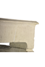 Antike Französische Kalkstein-Kamin Im Landhausstil