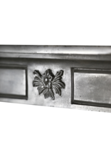 Maison Leon Van den Bogaert Wiedergewonnene französische Kaminumrandung aus zweifarbigem Hartstein