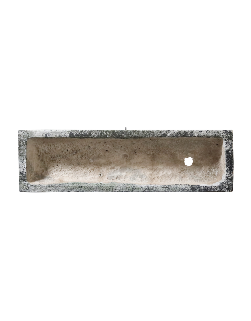 Rustikales französisches Kalksteintrogfragment in Kalkstein