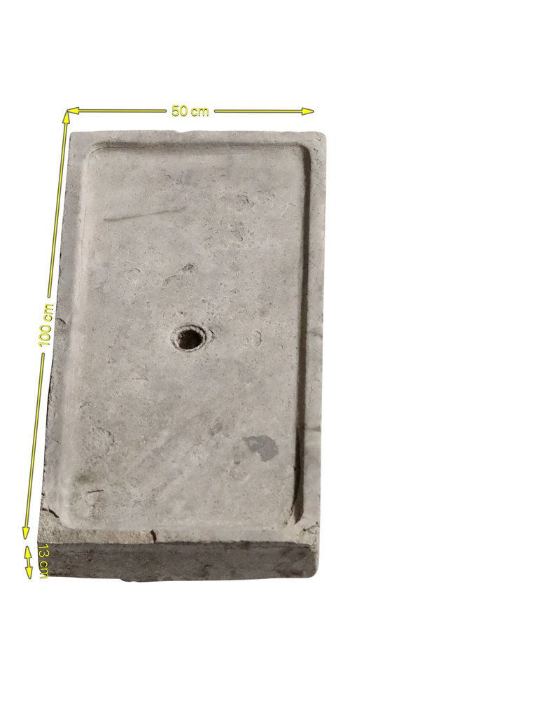 Maison Leon Van den Bogaert Wiedergewonnenes Fragment eines Kalksteinwaschbeckens
