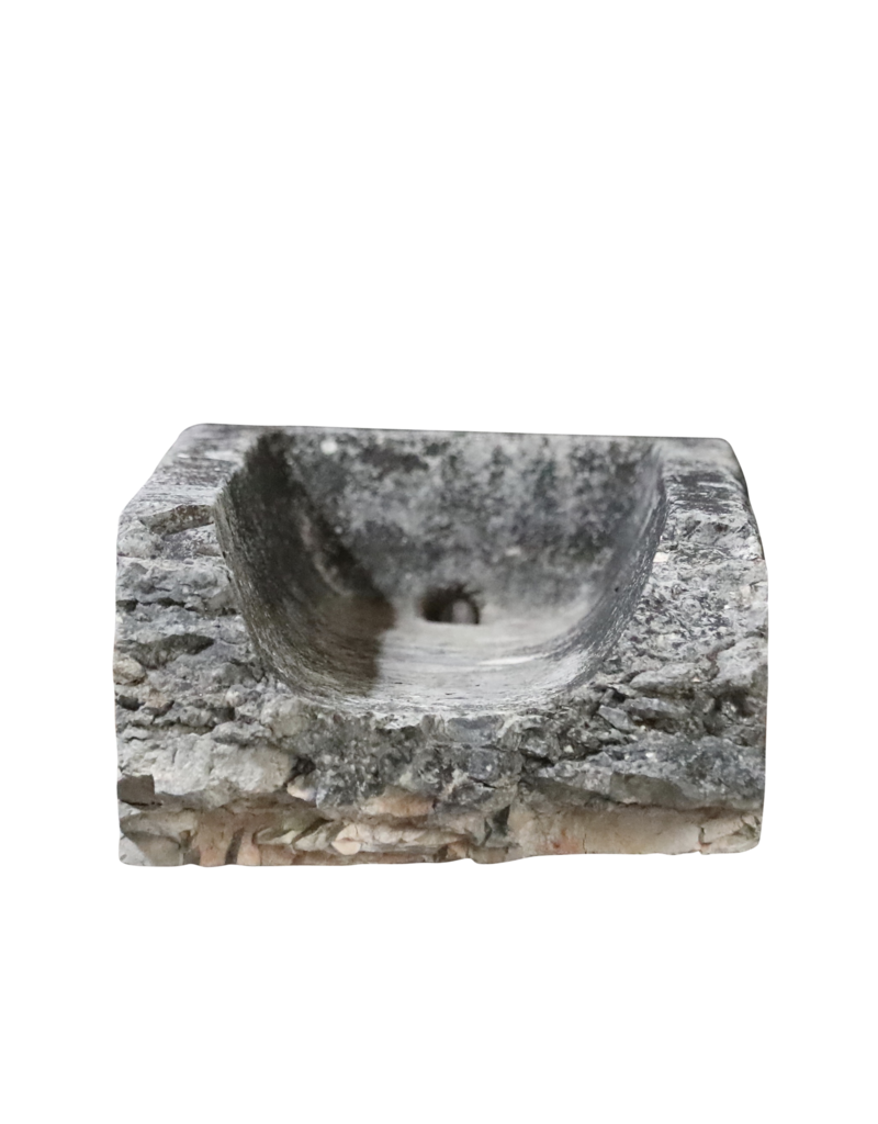 Maison Leon Van den Bogaert Rustikales französisches Kalksteintrogfragment