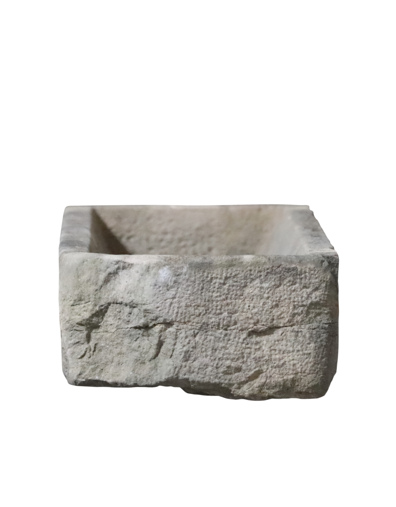 Antike Viehfütterungswanne im Kalkstein