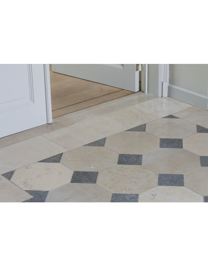 Maison Leon Van den Bogaert Carrelage octogonal en mélange de pierre français avec cabochon