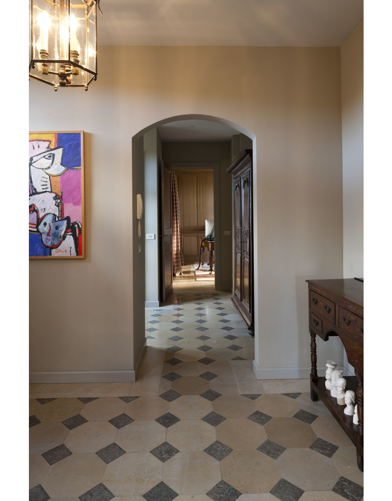 Maison Leon Van den Bogaert Carrelage octogonal en mélange de pierre français avec cabochon