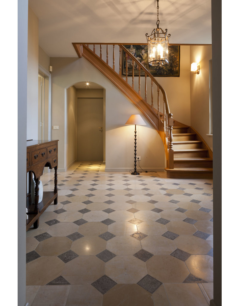 Maison Leon Van den Bogaert Französische achteckige Bodenfliesen aus Marmor und Stein
