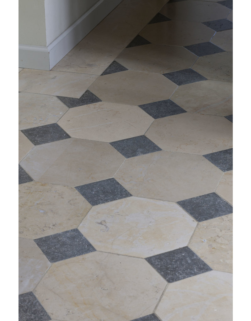 Maison Leon Van den Bogaert Carrelage octogonal en mélange de pierre français avec cabochon