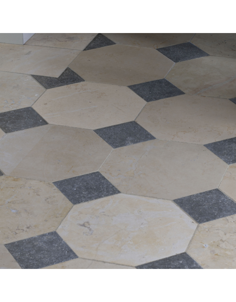 Maison Leon Van den Bogaert Carrelage octogonal en mélange de pierre français avec cabochon