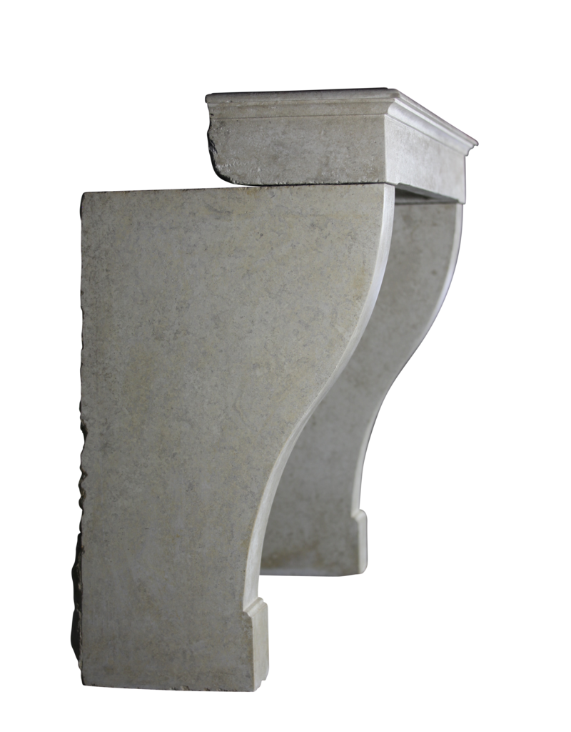 Maison Leon Van den Bogaert Zeitlose weiße Vintage-Kaminumrandung aus Kalkstein