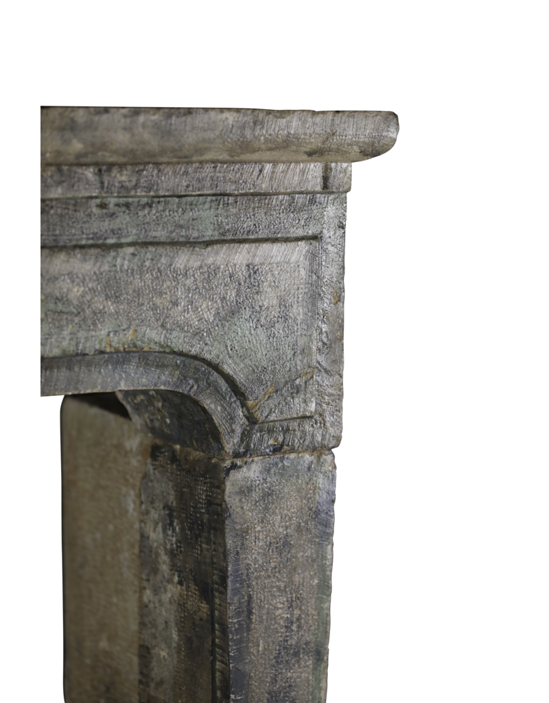 Maison Leon Van den Bogaert Französische rustikale Kaminumrandung mit Patina
